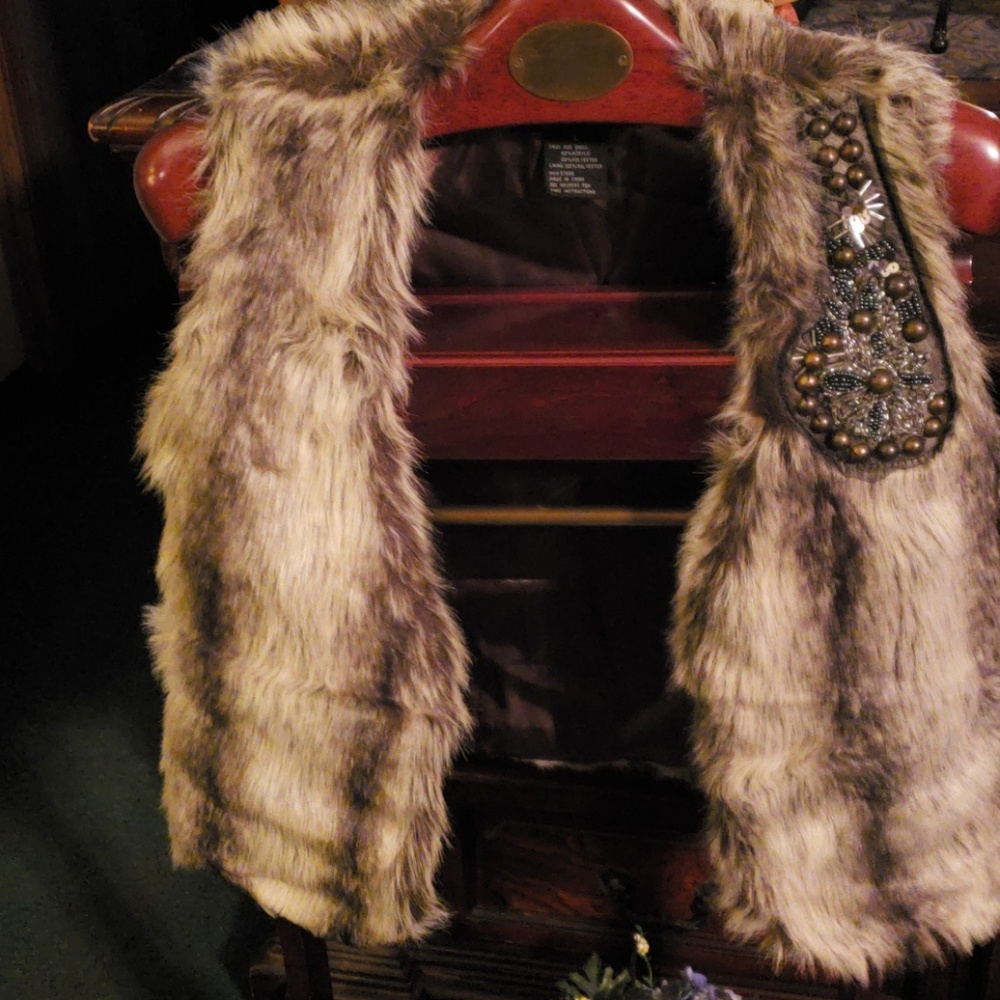 Daytrip Vest with grommets & fur Ladies size large
